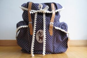 original kinderrucksack violett mit beigen punkten mit 2 seitentaschen und einem reh motiv, eigener (schnittmuster) entwurf