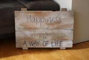 holzbild, upcycling, fertiges bild mit dem zitat happiness is not a destination it is a way of life