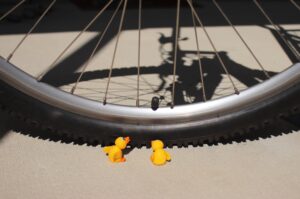 fahrrad bike ventildeckel, 2 selbstgemachte entenfiguren als ventildeckel