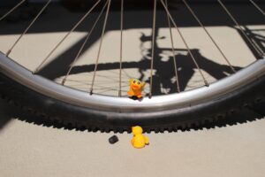 fahrrad bike ventildeckel, 2 selbstgemachte entenfiguren als ventildeckel