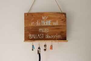 schlüsselbrett, upcycling dach schindeln einer alphütte mit dem spruch wer in die höhe will muss ballast abwerfen