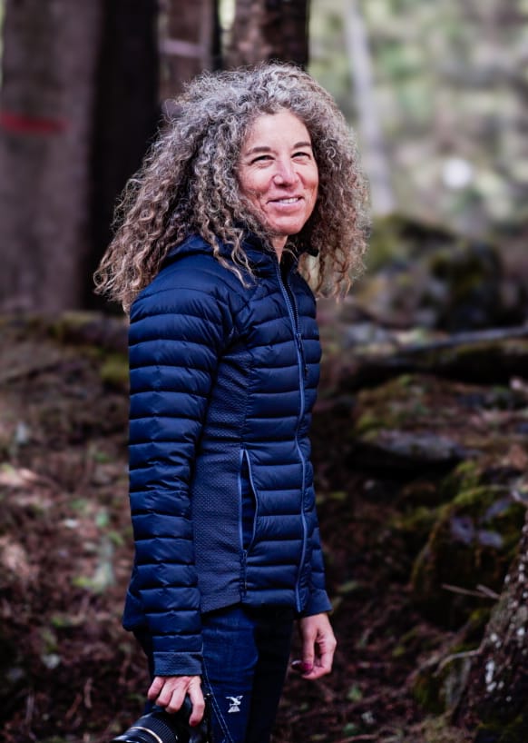 ein portrait von sabrina im wald am fotografieren