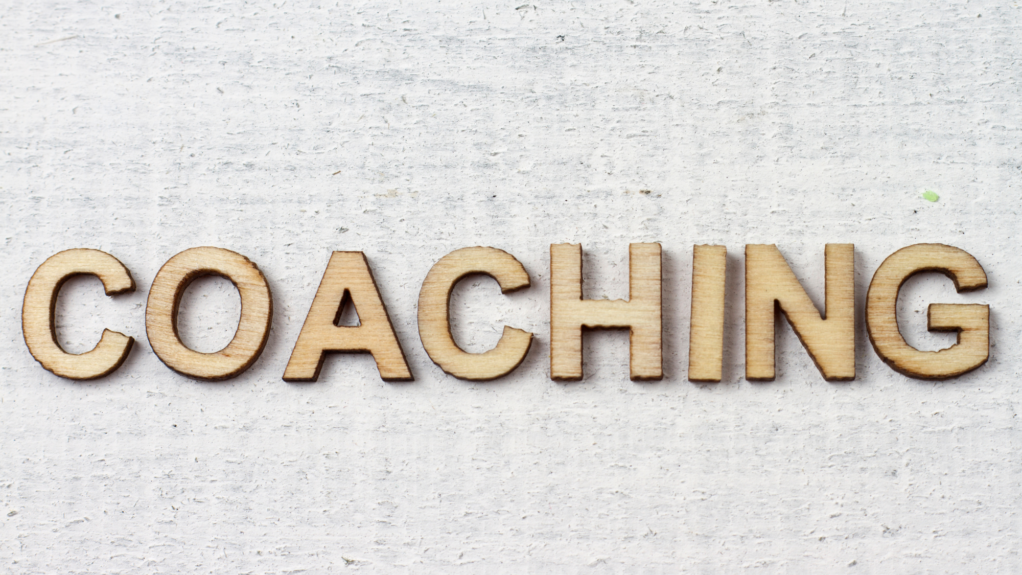 buchstaben formen das wort coaching