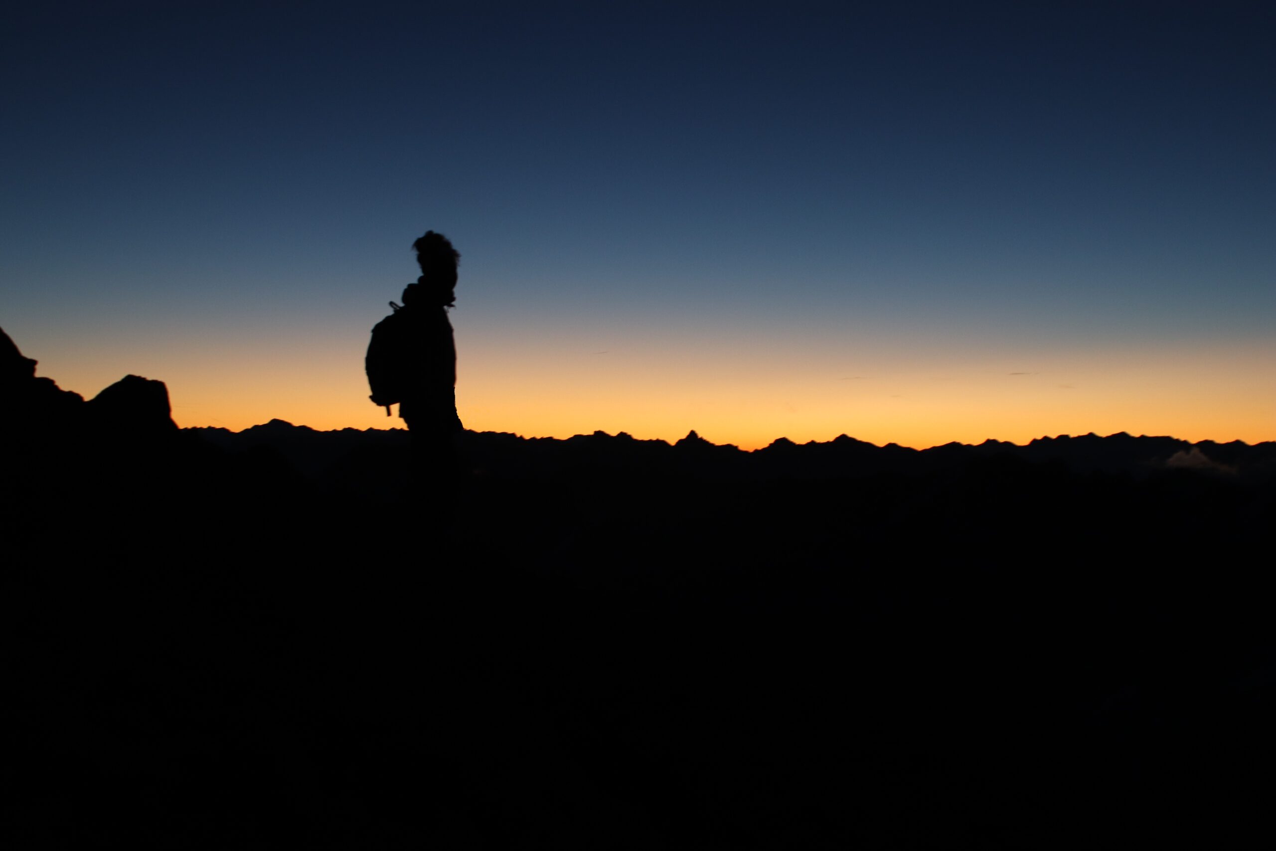 2018-10-20 Sunneufgang Flüela Schwarzhorn (10) sabrina bei sonnenaufgang auf dem flüela schwarzhorn