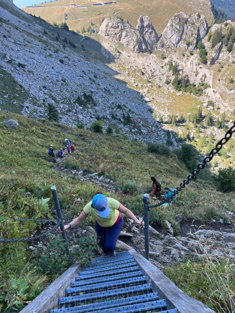 foto von lydia auf einer steilen treppe in den bergen